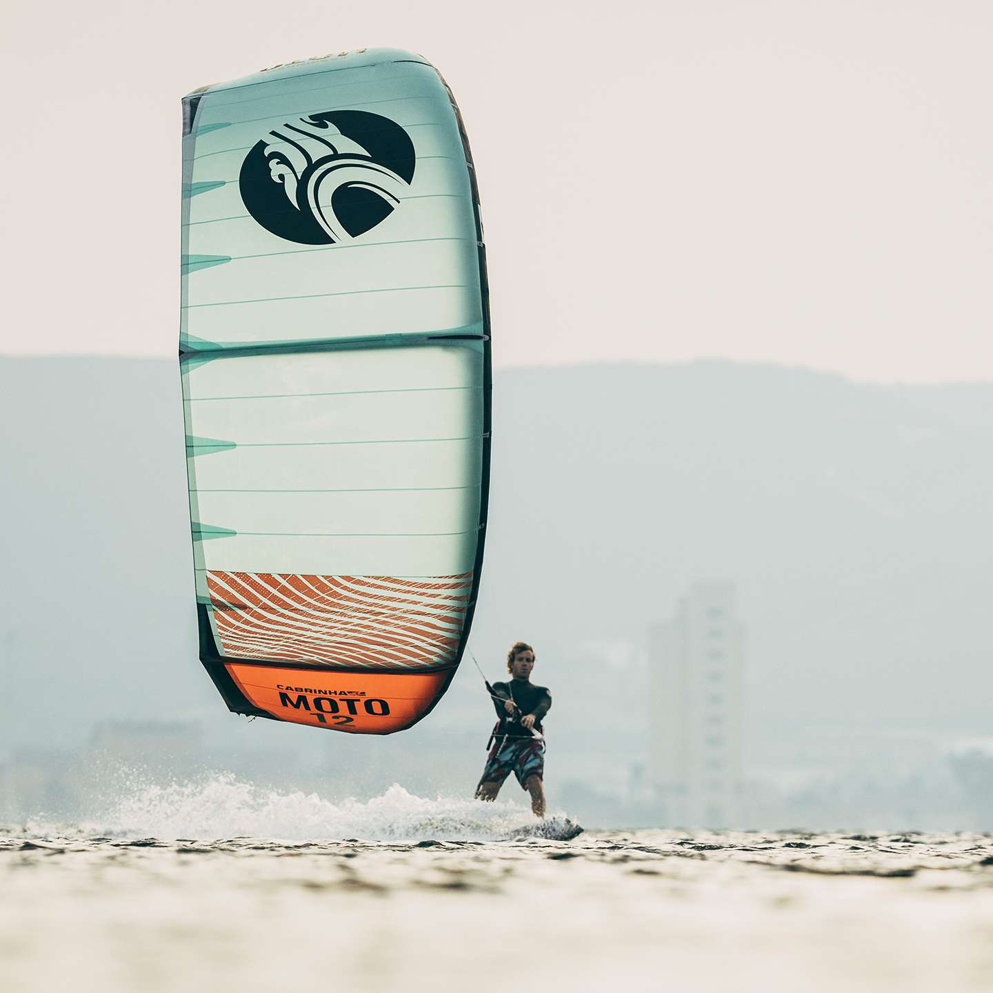 Cabrinha Moto 2022 Kite profile view showing the inflated kite arc, swept wingtips, strut depth and aerodynamic canopy shape