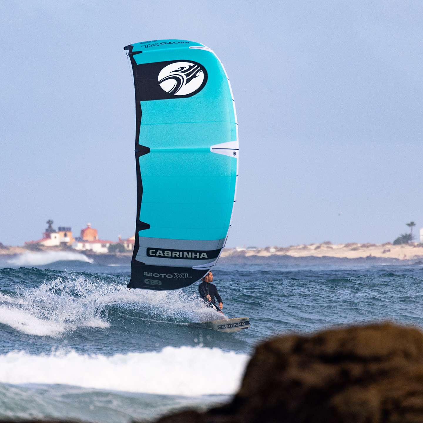Cabrinha Moto XL Apex 2025 Kite profile view showing the inflated kite arc, swept wingtips, strut depth and aerodynamic canopy shape