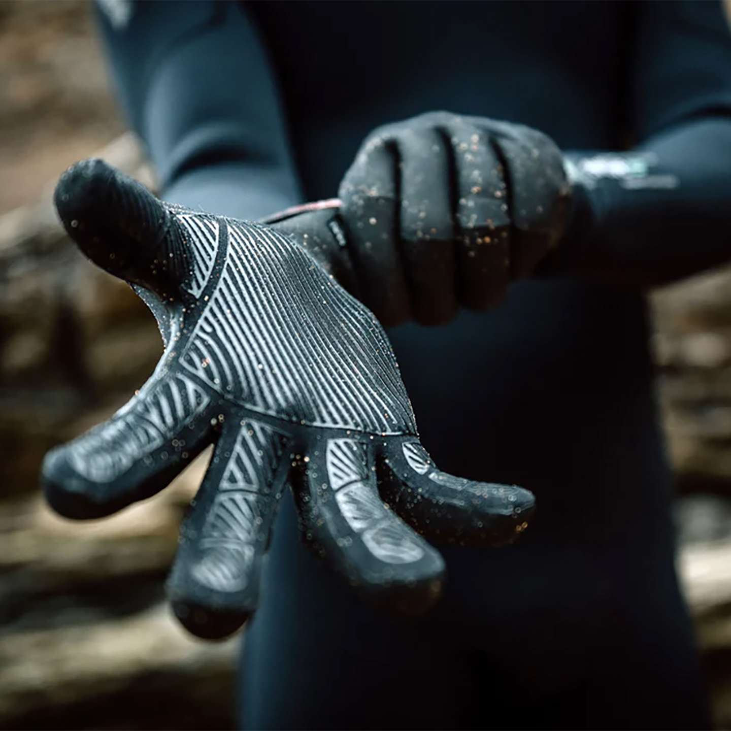 Mystic Crest 1.5mm Glove 2025 material and seam detail