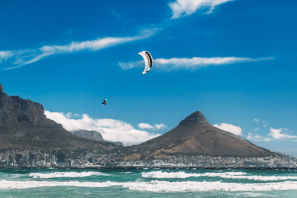 A Core kitesurfing jumping very high
