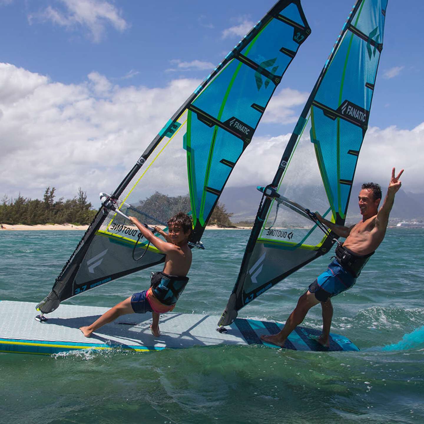 Fanatic Tandem Air Premium 2023 16x34 Inflatable SUP with premium construction, fin box and tail detail view